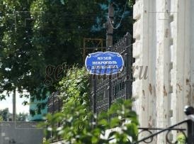 «Гробницы по склепу рядами, от праха веков потемнев…»